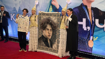 Фотография к новости: Михаилу Шайдорову подарили ковер с его изображением