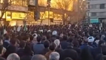 Фотография к новости: Гибель Верховного лидера Ирана: толпы людей вышли на площадь в Тегеране