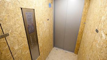 Фотография к новости: Двое детей оказались заблокированы в лифте в Астане