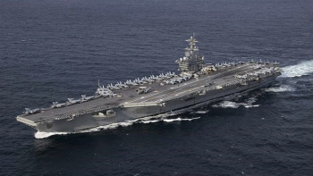 Фотография к новости: Авианосец Abraham Lincoln стал целью баллистических ракет Ирана