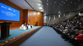 Фотография к новости: Маулен Ашимбаев обсудил со студентами ЕНУ проект новой Конституции