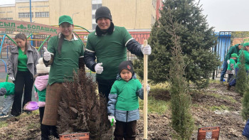 Фотография к новости: Маленькие алматинцы высадили свои первые деревья