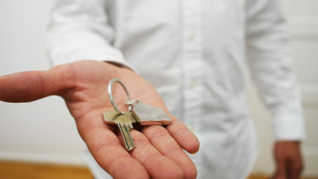 Фотография к новости: В Оренбурге мужчина снял квартиру на сутки, обокрал и сдал ее в аренду