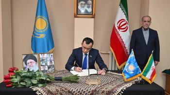 Фотография к новости: Ашимбаев посетил посольство Ирана после трагедии в стране