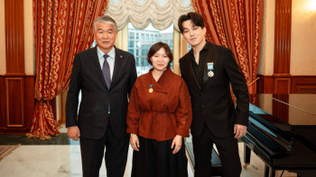 Фотография к новости: Димаш Кудайберген и Самал Еслямова получили награды ТЮРКСОЙ