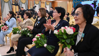 Фотография к новости: Президент отметил заслуги казахстанских женщин государственными наградами