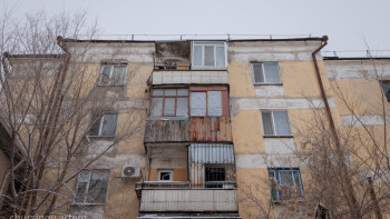 Фотография к новости: Камни с фасада бывшего общежития в Астане падают на людей и машины