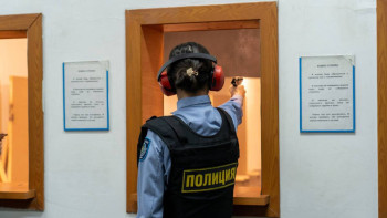 Фотография к новости: Лучшую женщину - стрелка выбрали среди полицейских ВКО