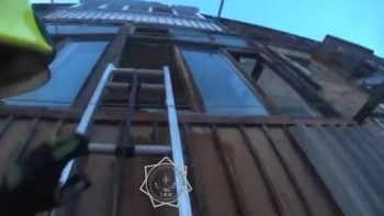 Фотография к новости: В Караганде сотрудники МЧС спасли оставшихся одних дома детей