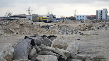 Фотография к новости: Участок в центре Актау превратился в стихийную свалку