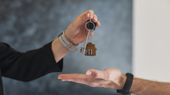 Фотография к новости: В каком размере казахстанцы получили госпремию от Отбасы банка