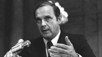 Фотография к новости: Помощник Никсона, который раскрыл Уотергейтские ленты, умер в возрасте 99 лет