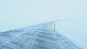 Фотография к новости: Спасатели продолжают эвакуировать людей из снежных заносов
