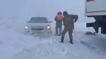 Фотография к новости: В Казахстане за сутки из снежных заносов спасли 760 человек