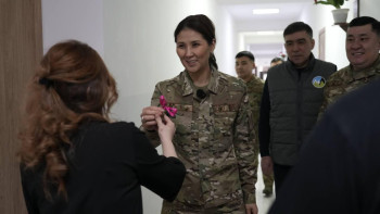 Фотография к новости: Сотруднице МЧС вручили ключи от обновленной квартиры