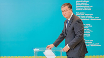 Фотография к новости: Аким Астаны поблагодарил тех, кто трудится на избирательных участках