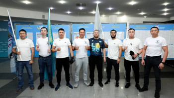 Фотография к новости: Сначала референдум – потом прорубь: столичные моржи проголосовали на участке в Астане