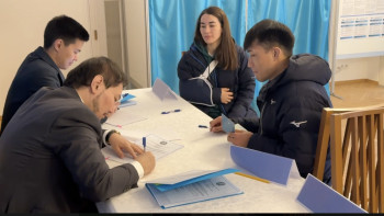 Фотография к новости: Казахстанские спортсмены проголосовали на участке при посольстве в Чехии