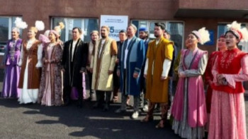 Фотография к новости: Артисты устроили перфоманс у участка референдума в Алматы