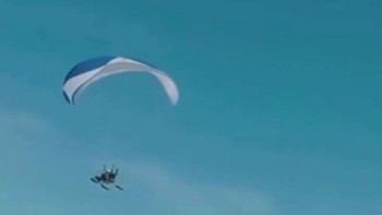 Фотография к новости: Парапланерист приземлился на избирательный участок в ВКО