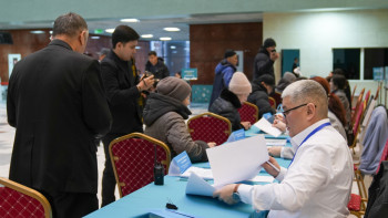 Фотография к новости: Первые голосующие уже посетили участки в Астане