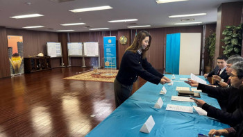 Фотография к новости: В Токио первая казахстанка проголосовала на референдуме