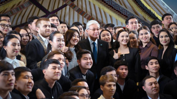 Фотография к новости: Глава государства побеседовал с молодежью, принимавшей активное участие в референдуме 