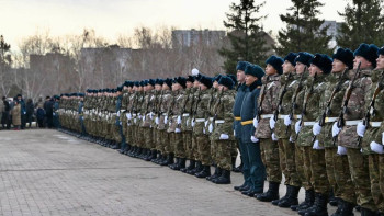 Фотография к новости: Молодые казахстанцы получают повестки в армию