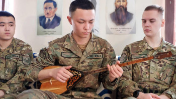 Фотография к новости: Солдат Нацгвардии исполняет наизусть около 100 кюев