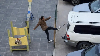 Фотография к новости: В Актау мужчина повредил автомобили во дворе и угрожал жильцам