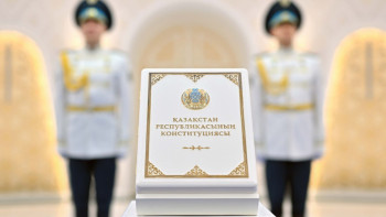 Фотография к новости: Премьер-министр поручил обеспечить издание Конституции массовым тиражом