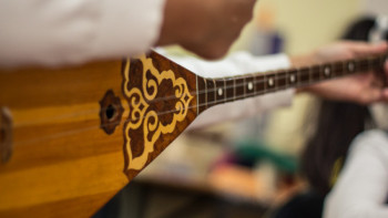 Фотография к новости: В Казахстане меняют правила перевозки домбры в самолетах