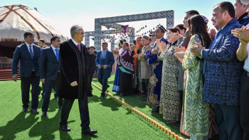 Фотография к новости: Глава государства принял участие в народных гуляньях по случаю праздника Наурыз