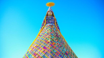 Фотография к новости: Сотни жителей столицы связали необычную инсталляцию