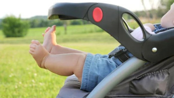 Фотография к новости: Караул у коляски: в Таразе военные присмотрели за малышом