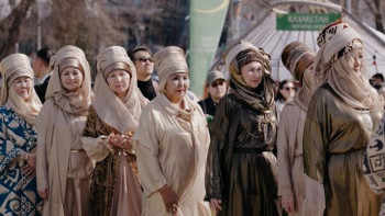 Фотография к новости: Уникальный модный показ с участием апашек прошел в Алматы