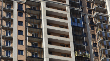 Фотография к новости: В Актау из окна высотки выбрасывали предметы: повреждены автомобили