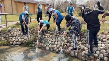 Фотография к новости: Юные казахстанцы принимают участие в акции по очистке родников