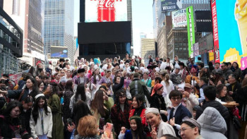 Фотография к новости: Наурыз отпраздновали на Times Square: в центре Нью-Йорка зазвучал казахский кюй