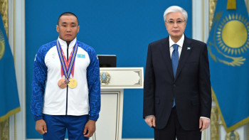 Фотография к новости: Ербол Хамитов получил награду из рук Президента