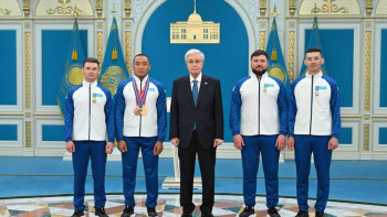 Фотография к новости: Президент вручил госнаграды чемпиону Паралимпийских игр и его тренерам