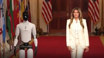 Фотография к новости: Первая леди США прошла по красной дорожке вместе с ИИ-роботом