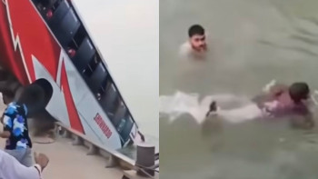 Фотография к новости: Не менее 24 человек погибли после падения автобуса в реку в Бангладеш