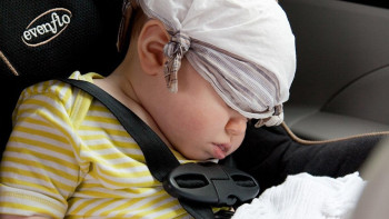 Фотография к новости: Подростки нашли на обочине автолюльку с младенцем в России