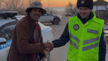 Фотография к новости: Полицейские ВКО починили велосипед путешественнику из Марокко