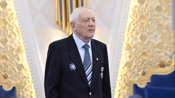 Фотография к новости: Токаев вручил высшую награду легенде альпинизма Ерванду Ильинскому