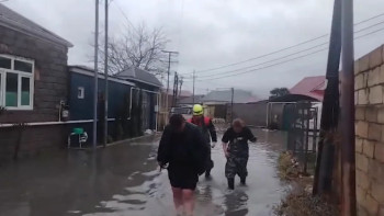 Фотография к новости: В Баку из-за сильных дождей эвакуировали жителей подтопленных домов
