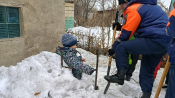Фотография к новости: В Усть-Каменогорске семилетний мальчик застрял в снегу во время игры