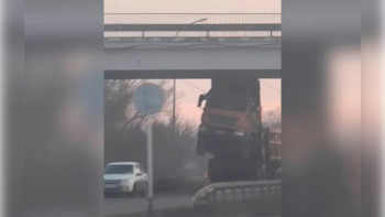 Фотография к новости: Грузовик протаранил мост на выезде из Костаная