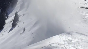 Фотография к новости: В горах Алматы под контролем спасателей спущена лавина объемом 2000 кубометров